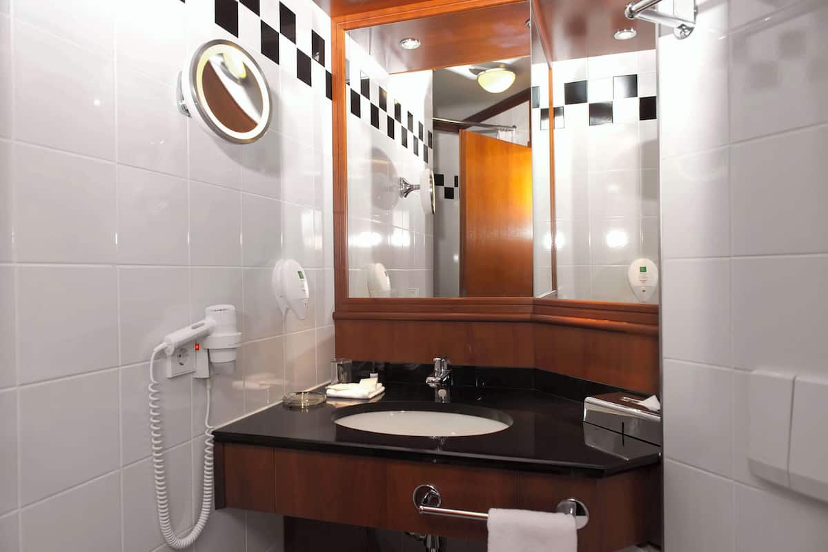 Combined shower/tub, eco-friendly toiletries, hair dryer, bathrobes