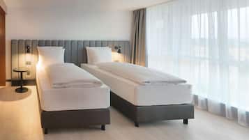 Suite, 2 habitaciones (main building) | Ropa de cama hipoalergénica y caja de seguridad en la habitación