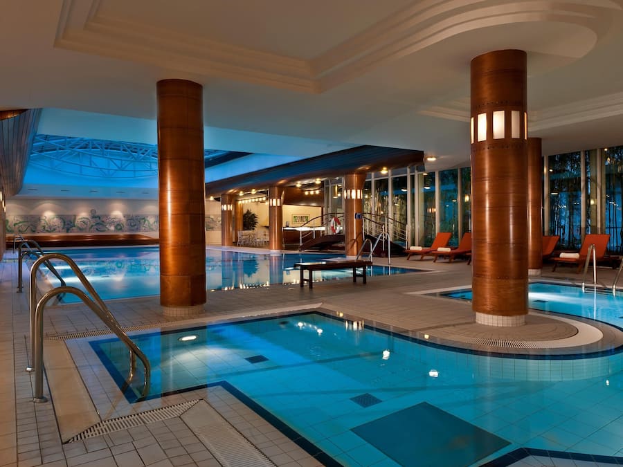 Innenpool, Außenpool, geöffnet von 08:30 Uhr bis 21:30 Uhr, Liegestühle