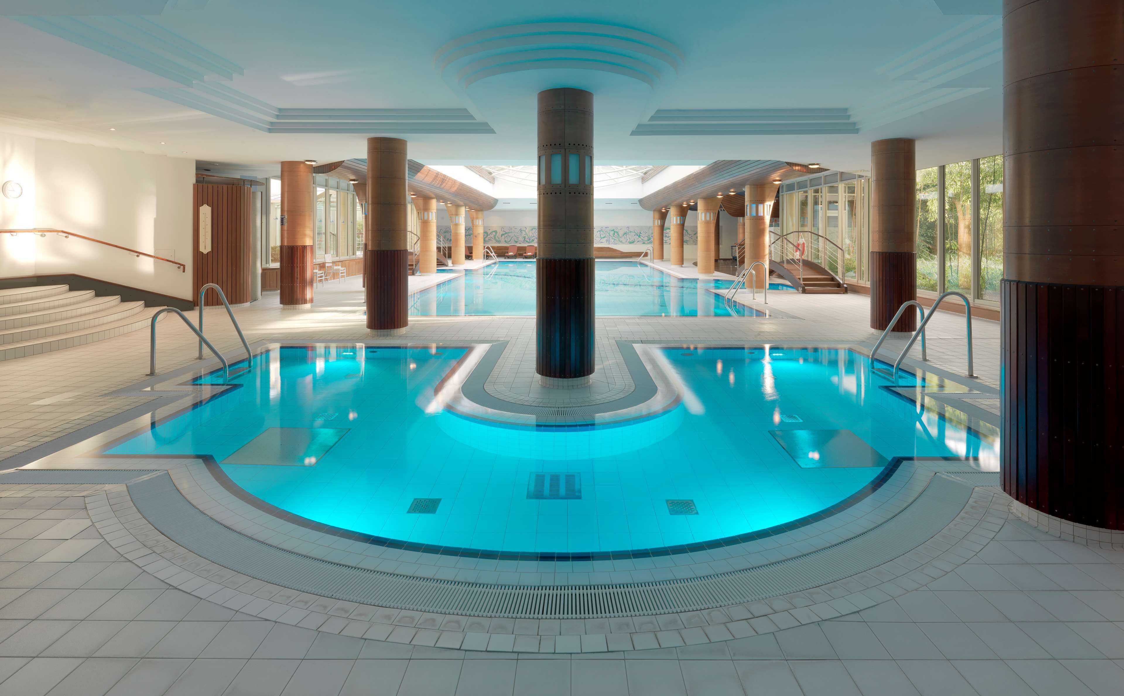 Hồ bơi trong nhà, hồ bơi ngoài trời, ghế dài tắm nắng 