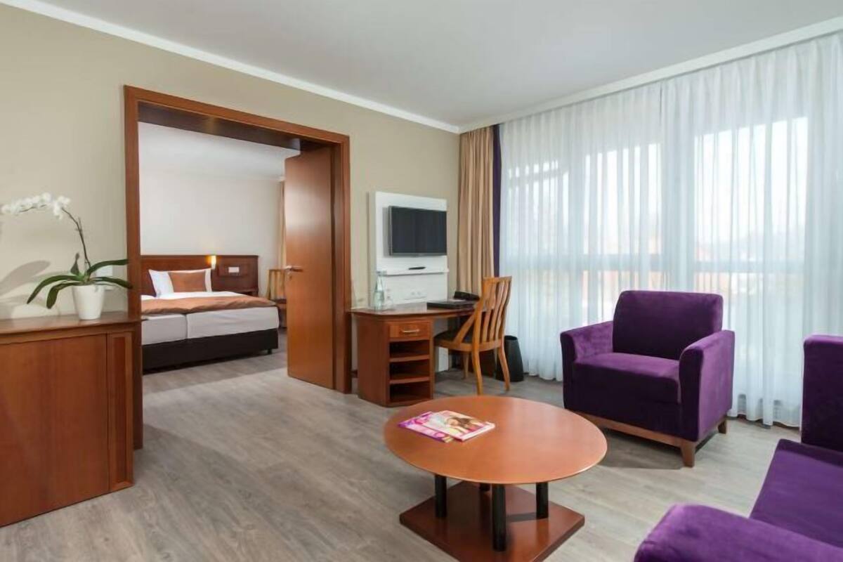 Ropa de cama hipoalergénica y caja de seguridad en la habitación
