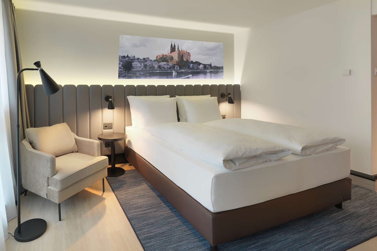 Premium Room (main building) | Hypo-allergenic bedding, in-room safe, desk, laptop workspace