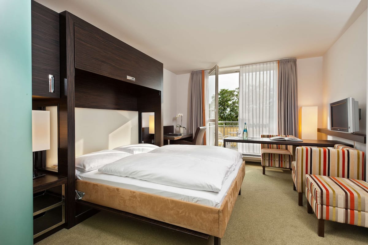 Hypo-allergenic bedding, in-room safe, desk, laptop workspace