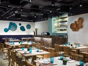 Hi ha 3 restaurants i s'hi serveixen esmorzars; plats de cuina xinesa 