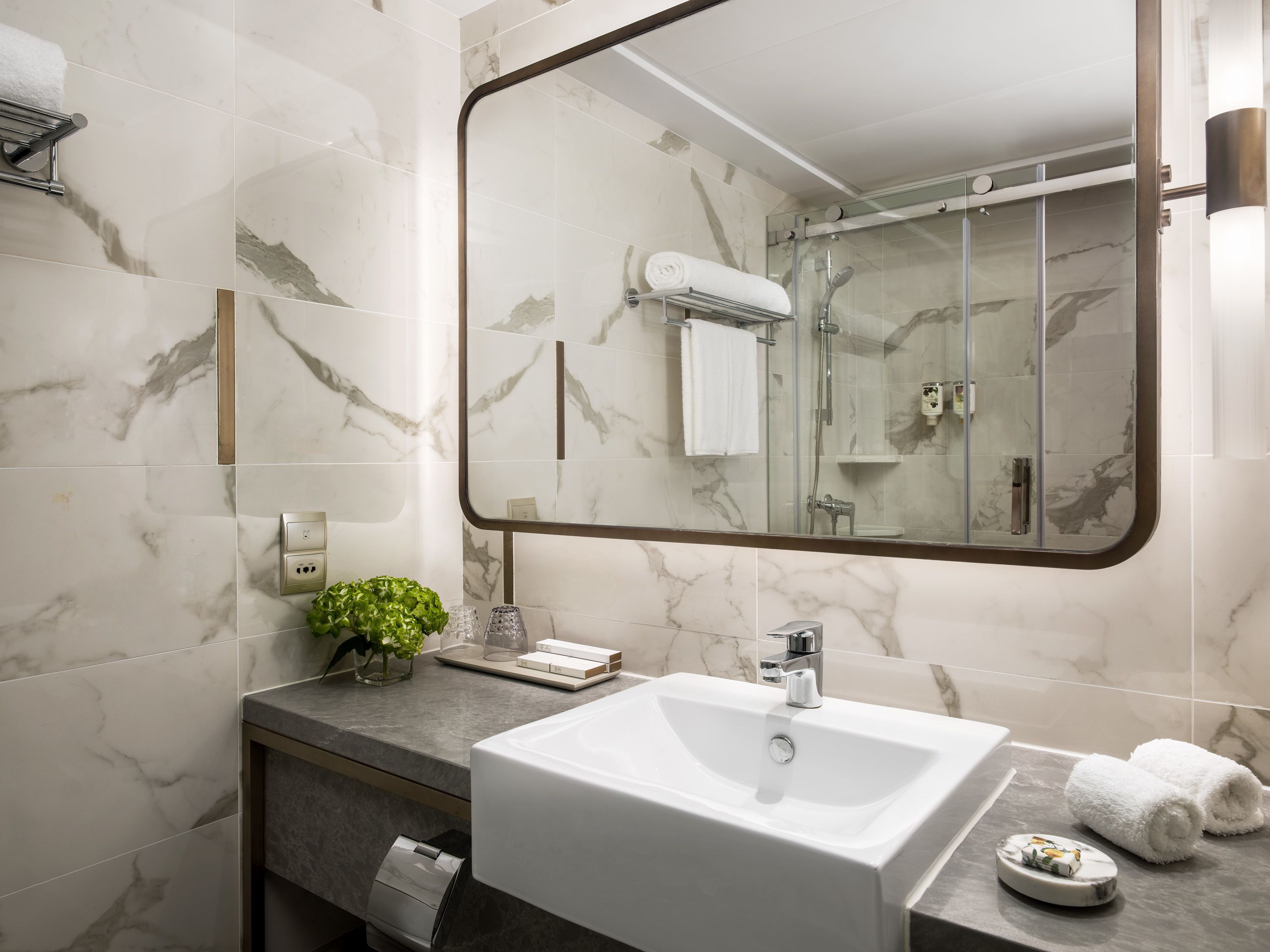 Combined shower/bathtub, deep-soaking bathtub, free toiletries