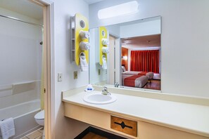 Combined shower/bathtub, towels