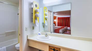 Combined shower/tub, towels