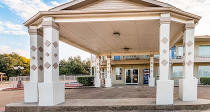 Motel 6 Waxahachie, TX