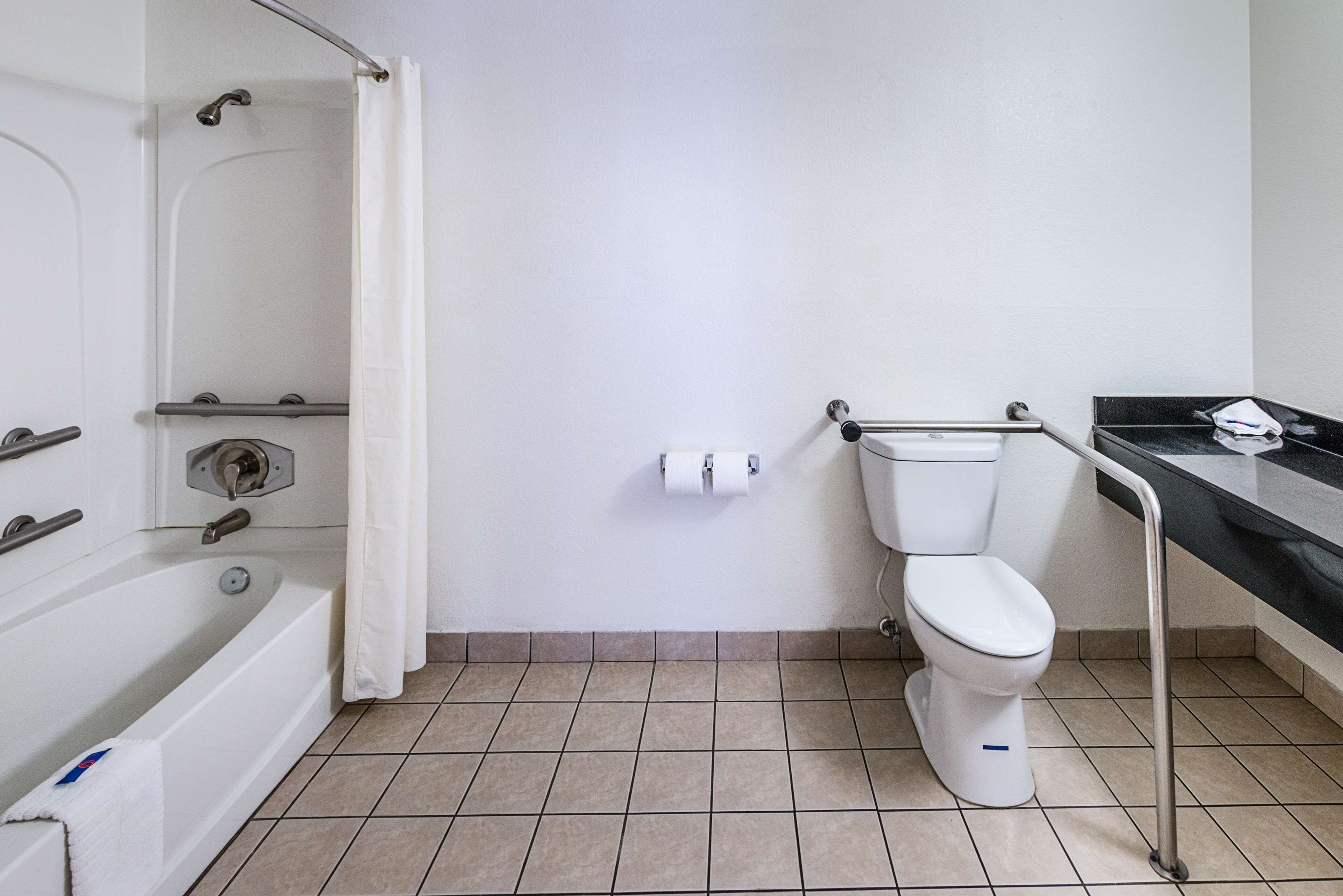 Un baño con bañera, inodoro y ducha.