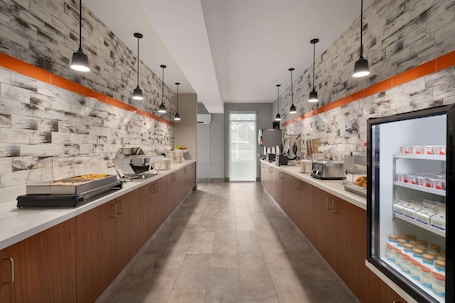 Free buffet breakfast. La Quinta Inn & Suites by Wyndham Springfield