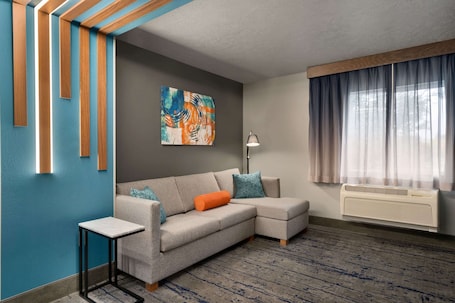 Escritorio y espacio para trabajar con laptop . La Quinta Inn & Suites by Wyndham Springfield