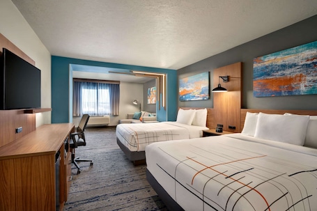 Escritorio y espacio para trabajar con laptop . La Quinta Inn & Suites by Wyndham Springfield