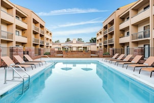 Una piscina al aire libre de temporada