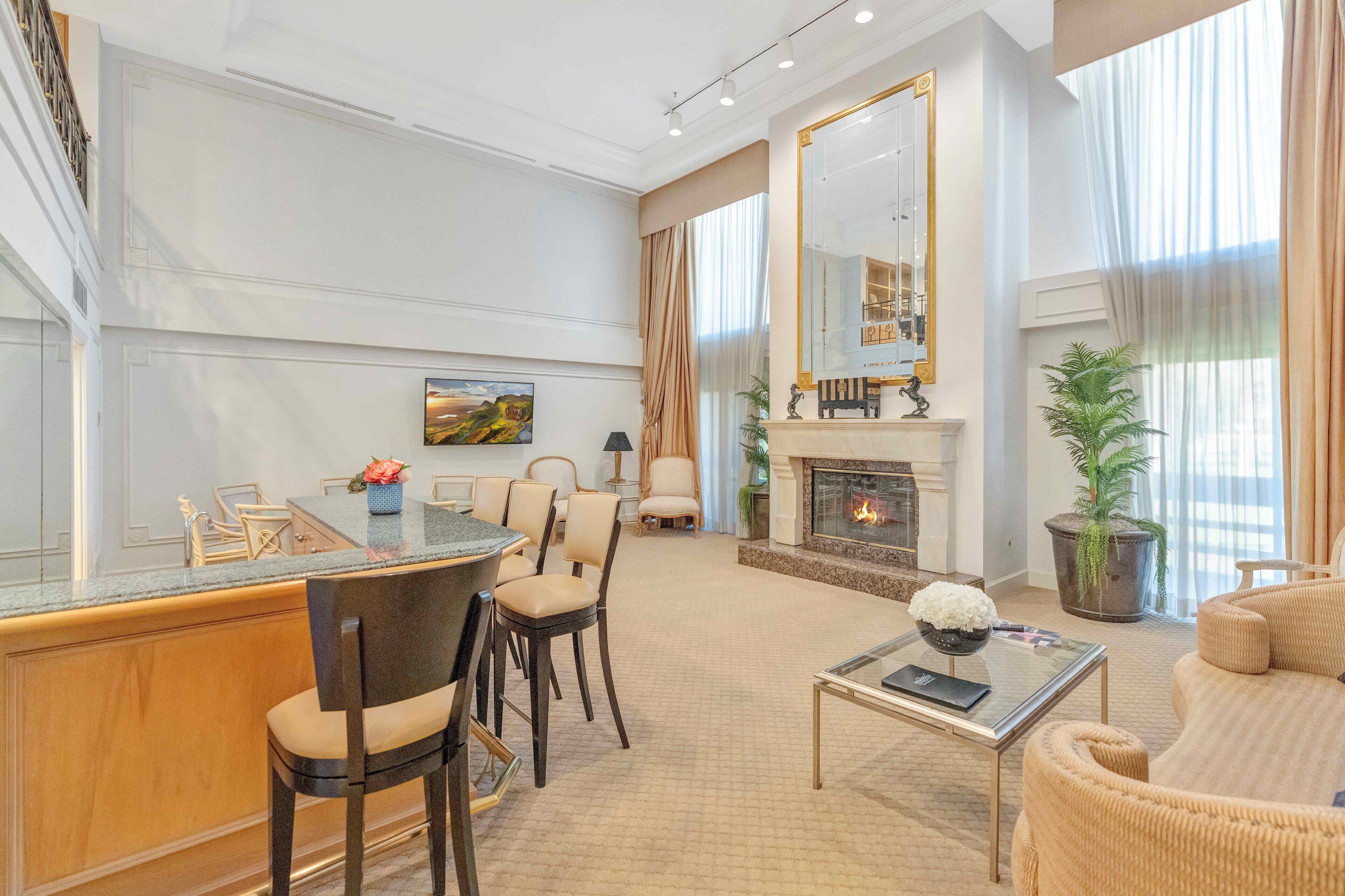 Senger med overmadrass, safe på rommet og strykejern/-brett