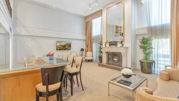 Senger med overmadrass, safe på rommet og strykejern/-brett