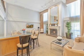 Senger med overmadrass, safe på rommet og strykejern/-brett