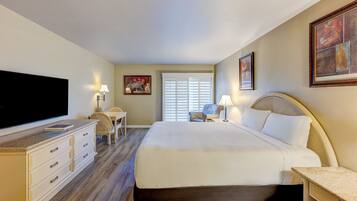 Deluxe kamer, 1 kingsize bed, uitzicht op resort (Pool or Golf View) | Pillowtop-bedden, een kluis op de kamer, een strijkplank/strijkijzer