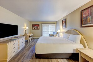 Quarto luxo, 1 cama King, vista para o resort (Pool or Golf View) | Camas com colchões pillow-top, cofres nos quartos