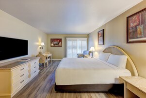 华丽客房, 1 张特大床, 度假村景观 (Pool or Golf View) | 加厚床垫、客房内保险箱、熨斗/熨衣板、折叠床/加床（额外收费）