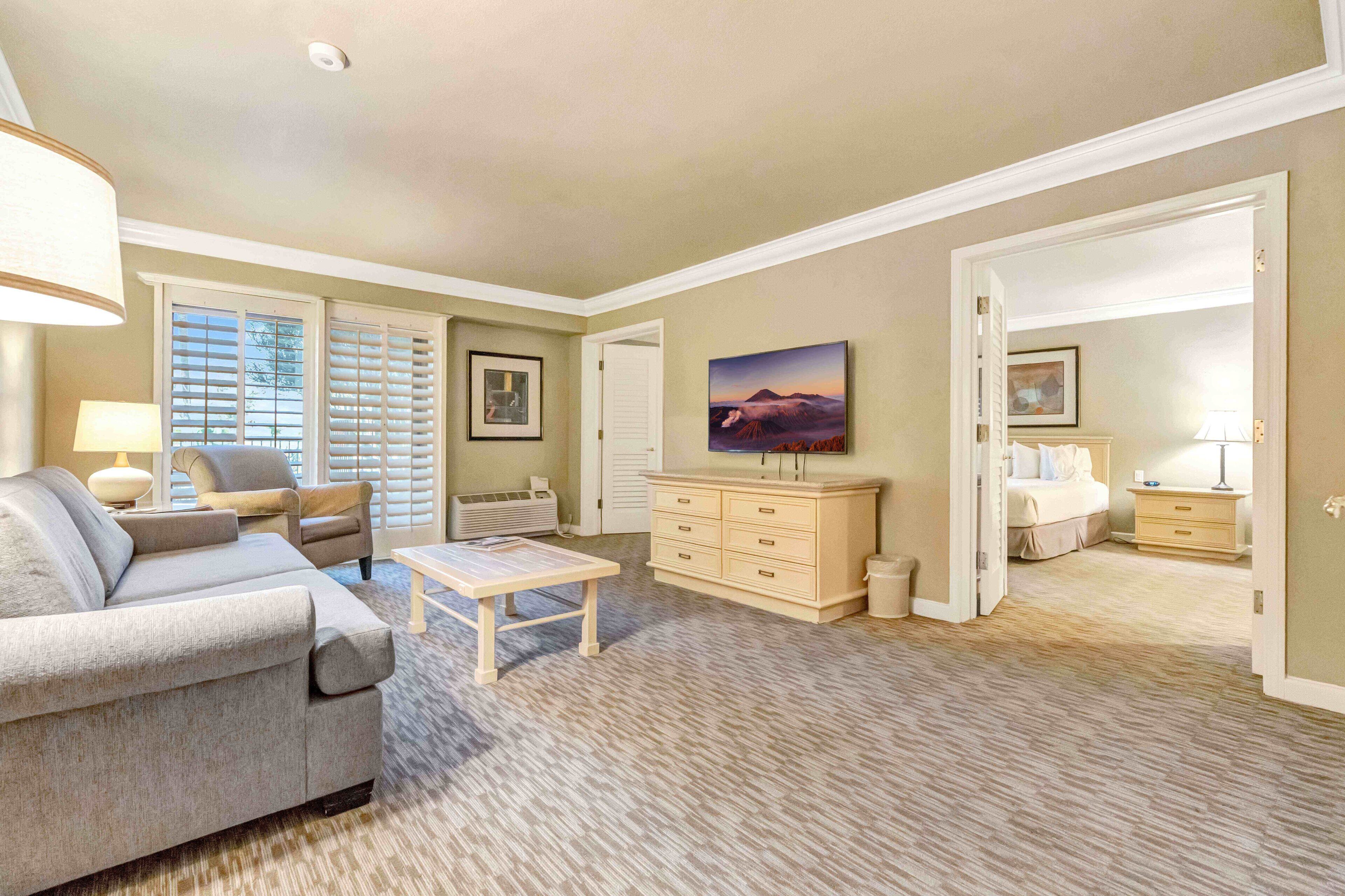 Senger med overmadrass, safe på rommet og strykejern/-brett