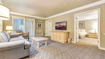 Senger med overmadrass, safe på rommet og strykejern/-brett