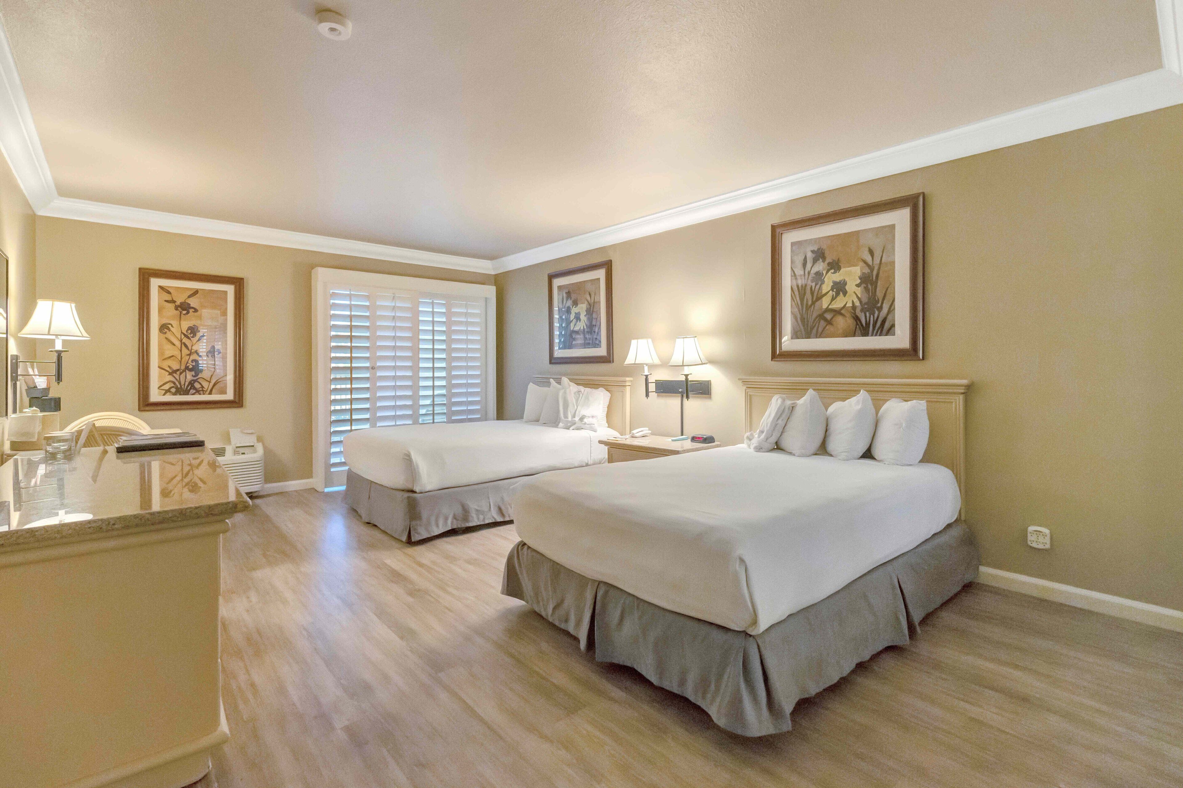 Pillowtop-patjalliset sängyt, tallelokero huoneessa, silitysrauta/-lauta