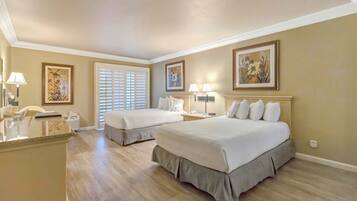 Pillowtop-patjalliset sängyt, tallelokero huoneessa, silitysrauta/-lauta