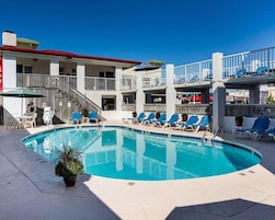 Piscina externa sazonal, funciona das 9h às 21h, guarda-sóis