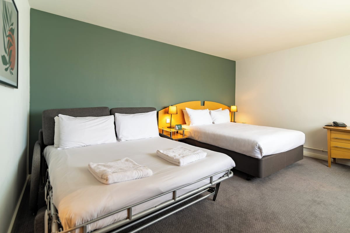 Standardzimmer, 1 Doppelbett und Schlafsofa | Zimmersafe, Schreibtisch, Verdunkelungsvorhänge, Bügeleisen/Bügelbrett