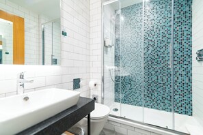 淋浴/盆浴组合、深泡浴缸、免费洗浴用品、毛巾