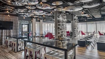 2 restaurantes; se sirve desayuno y cena; cocina sureña