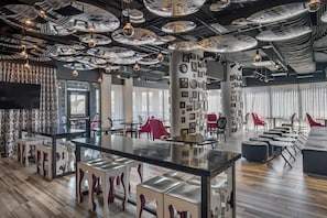2 restaurants, servant le déjeuner et le souper; cuisine méridionale