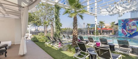 Outdoor pool, sun loungers