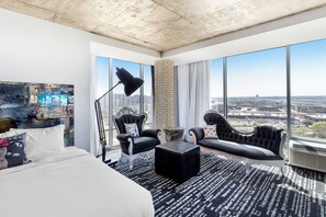 أغطية فراش متميزة وخزنة داخل الغرفة ومكتب ومساحة عمل للكمبيوتر المحمول