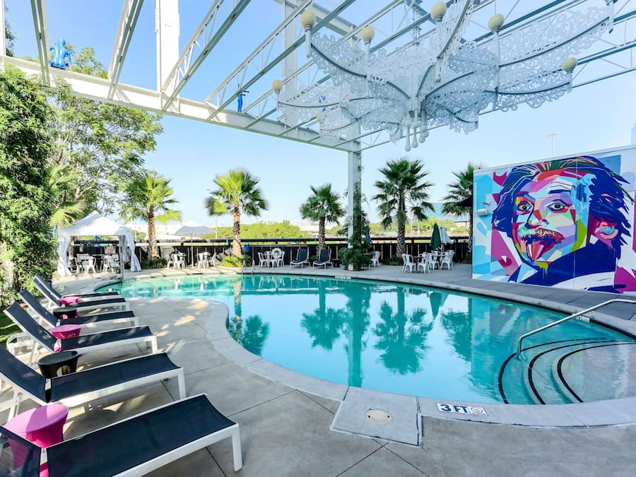 Piscina all'aperto, lettini