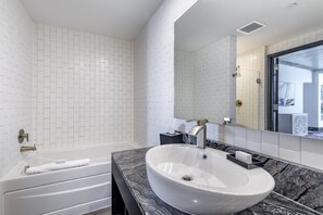 Habitación Premium, 1 cama de matrimonio grande (Nomad) | Baño | Artículos de higiene personal gratuitos, secador de pelo y toallas