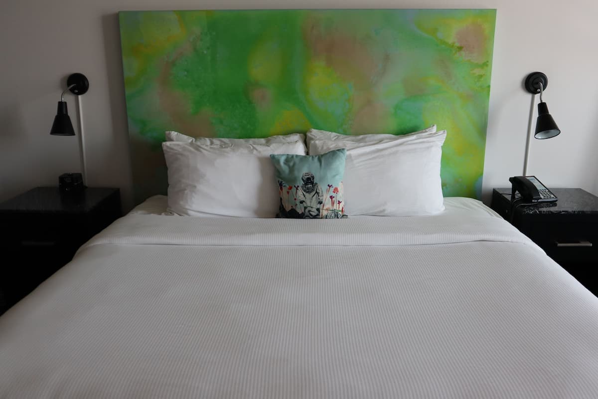 Habitación, 1 cama de matrimonio grande | Ropa de cama de alta calidad, caja fuerte, escritorio