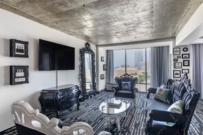 Premium kamer, 1 kingsize bed (Cake) | Luxe beddengoed, een kluis op de kamer, een bureau, een laptopwerkplek