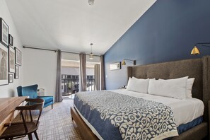 Chambre Classique, 1 très grand lit, patio, vue piscine | Vue de la chambre