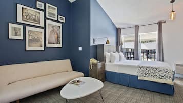 Habitación superior, 1 cama de matrimonio, balcón, vistas a la piscina | Escritorio, tabla de planchar con plancha, camas supletorias