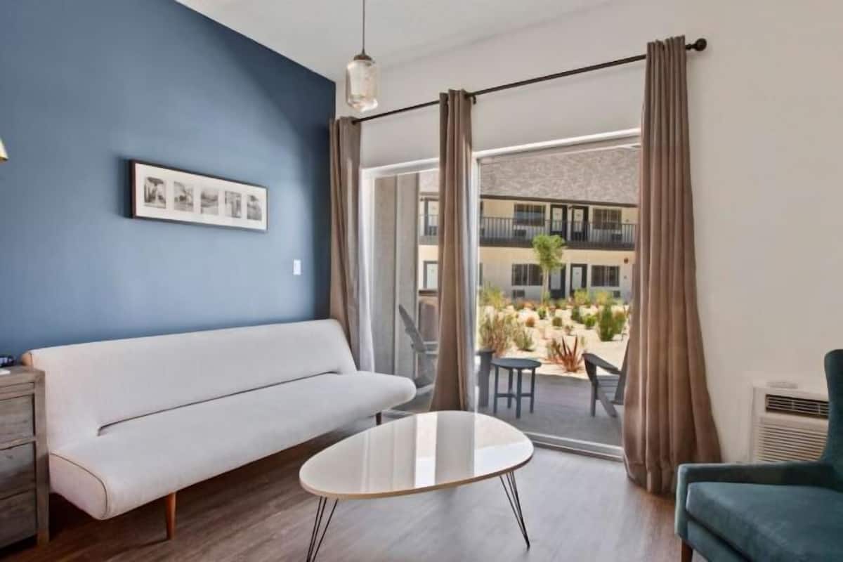 Oleskelualue | 50âtuumainen taulutelevisio, jossa kaapelikanavat