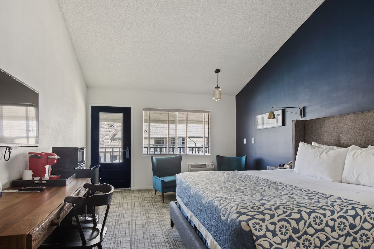 Courtyard Room, 1 King Bed | Coffee and/or coffee maker