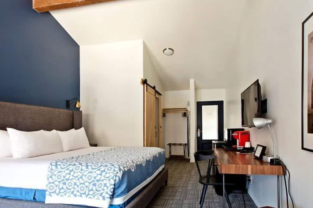 TyöpöytÀ, silitysrauta/-lauta, lisÀvuoteet, ilmainen Wi-Fi