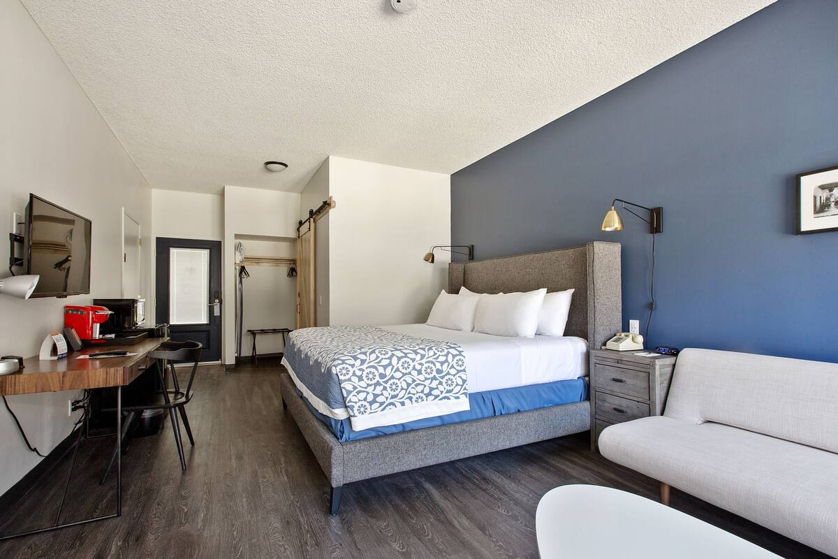 Desk, iron/ironing board, rollaway beds, free WiFi