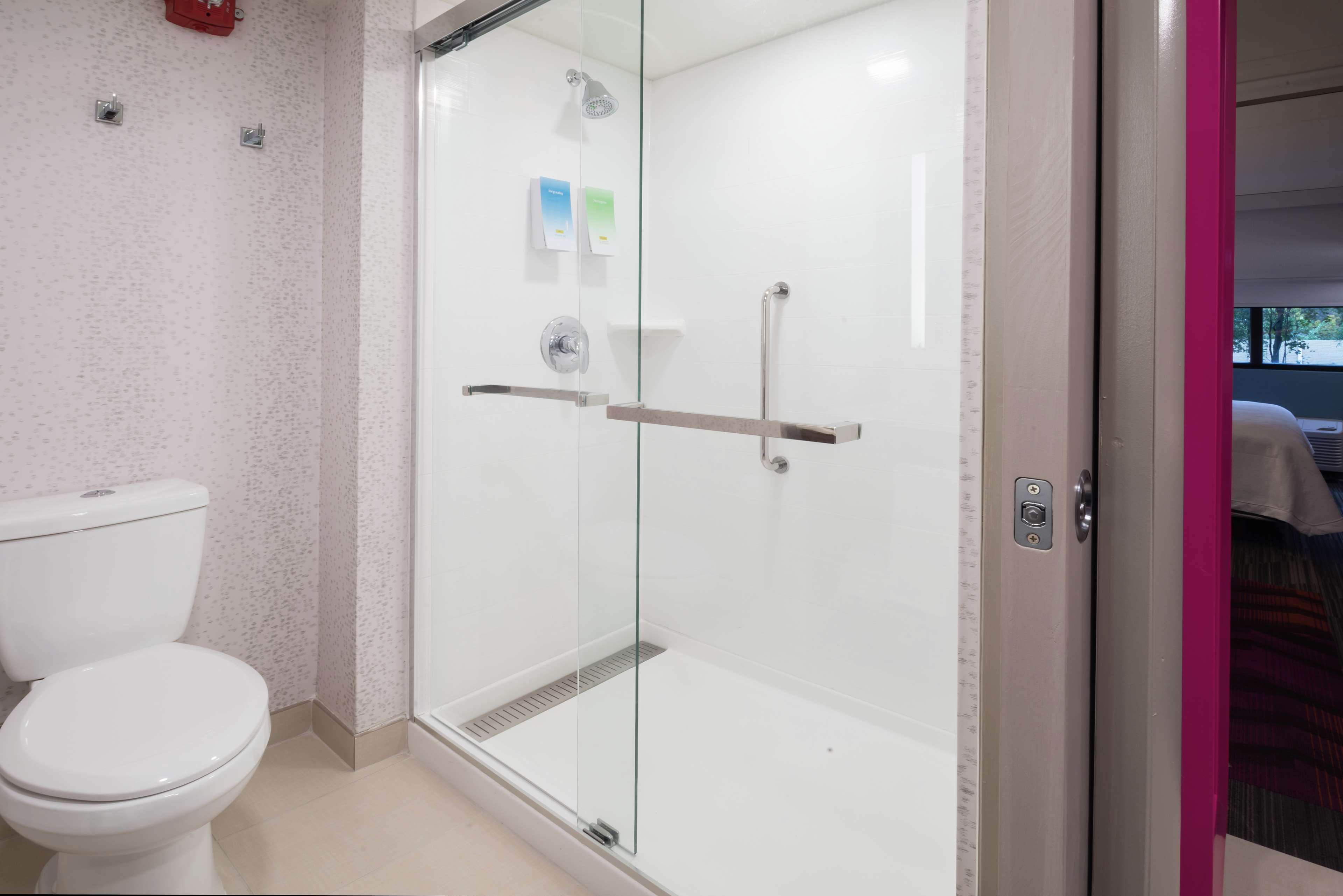Duschwanne, kostenlose Toilettenartikel, Haartrockner, Bademäntel