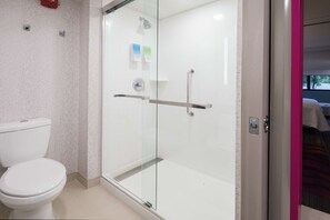 Tina con regadera, amenidades de baño gratuitas, secadora de cabello 