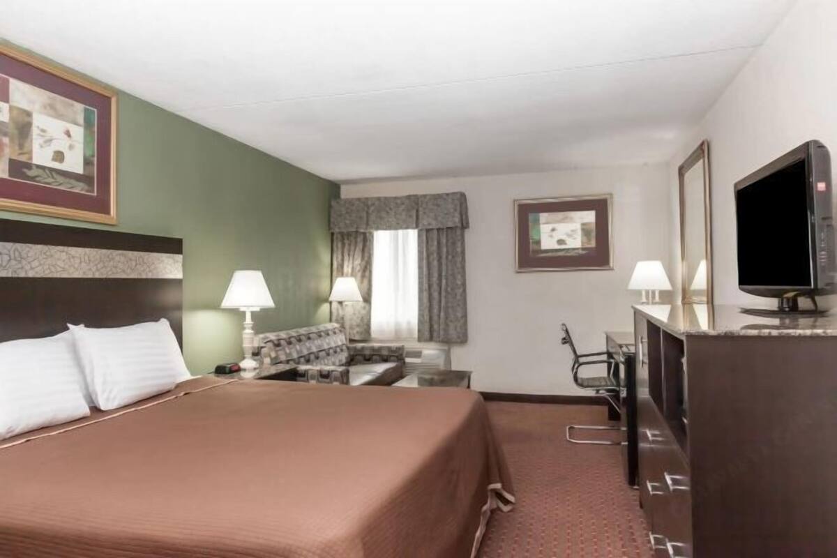 Tempur-Pedic beds, in-room safe, desk, soundproofing