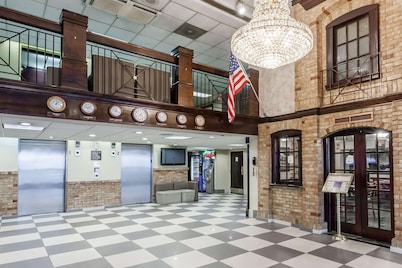 Howard Johnson Hotel by Wyndham Newark Airport