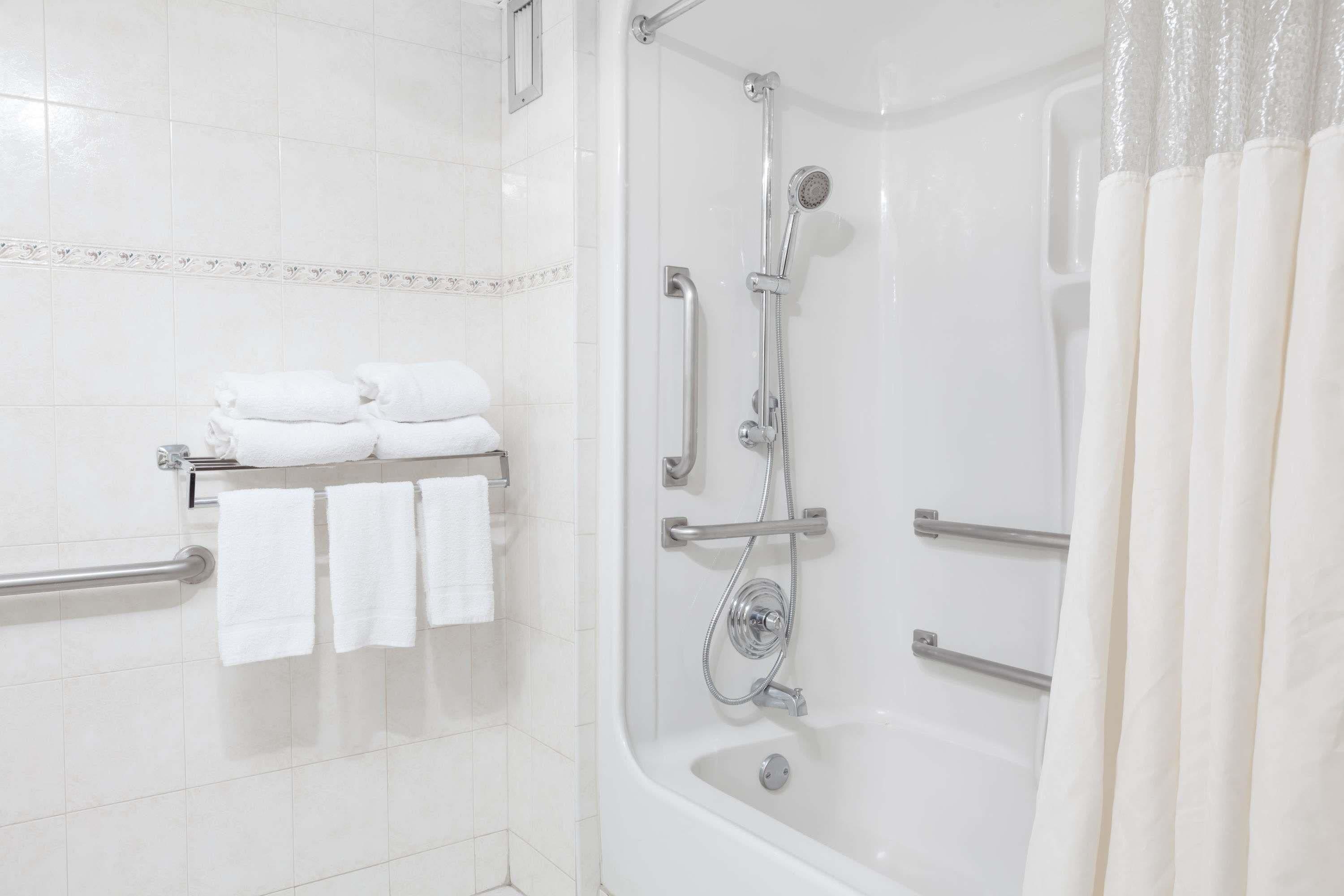 deep-soaking bathtub, hydromassage showerhead, free toiletries