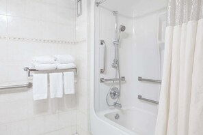 Deep-soaking bathtub, hydromassage showerhead, free toiletries